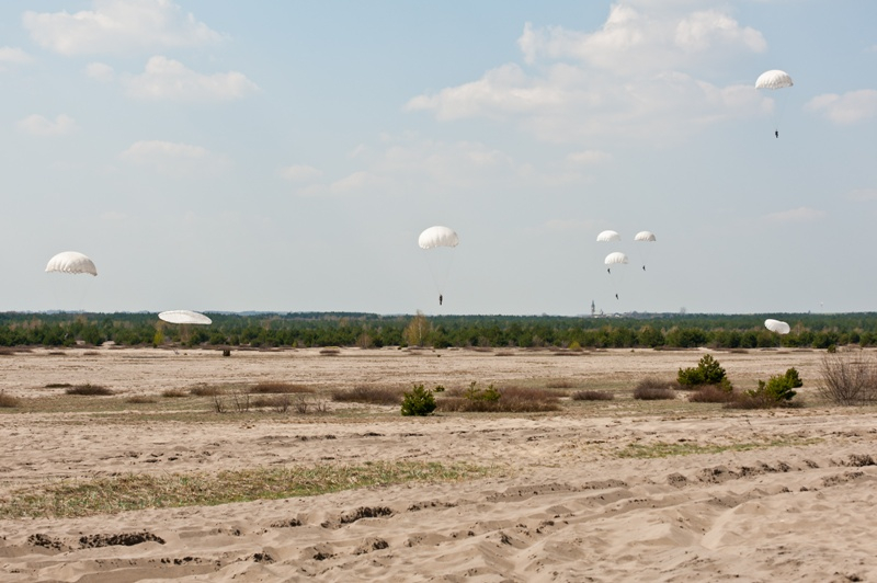 Skoki spadochronowe, wojsko, nieruchomości/ Fot. Fotolia