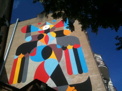 Ściany zewnętrzne budynków niszczeją pod wpływem różnego typu zanieczyszczeń. Na rynku pojawiły się farby elewacyjne, które wykorzystują zjawisko fotokatalizy. Fot. Selena 