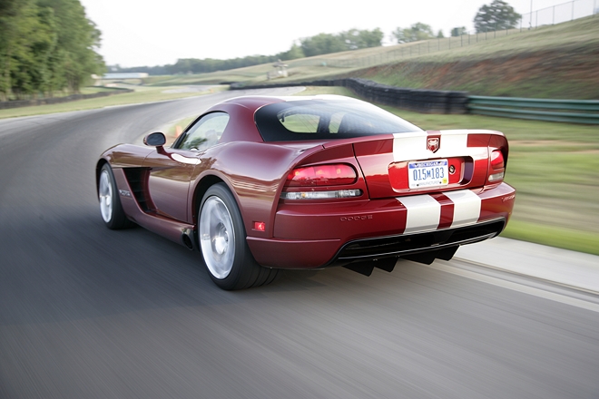 Dodge Viper SRT10 przyspiesza od 0 do 100 km/h w mniej niż 4 s.