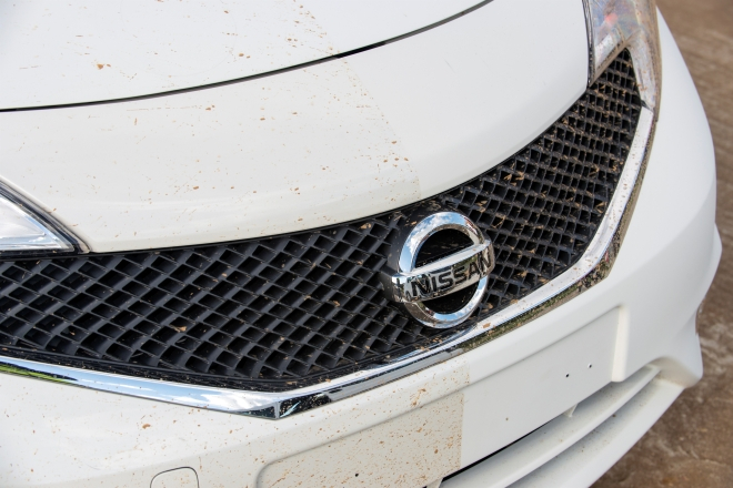 Połowa samochodu została pokryta specjalnym lakierem, do którego nie przywiera brud. Fot. Nissan