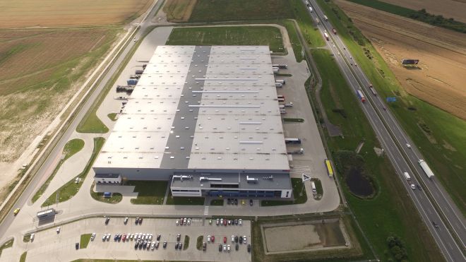 W Komornikach pod Poznaniem otwarto nowe centrum logistyczne Volkswagen Group Polska. Jest to centrum dystrybucyjne oryginalnych części i akcesoriów niemieckiego producenta samochodów.