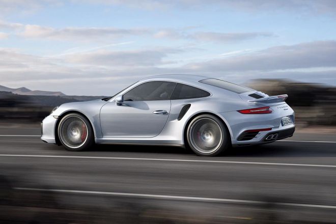 Porsche zaprezentowało topowe modele serii 911 na 2016 r. 911 Turbo oraz 911 Turbo S są teraz mocniejsze o 20 KM. Niewiele? To spójrzcie na osiągi!