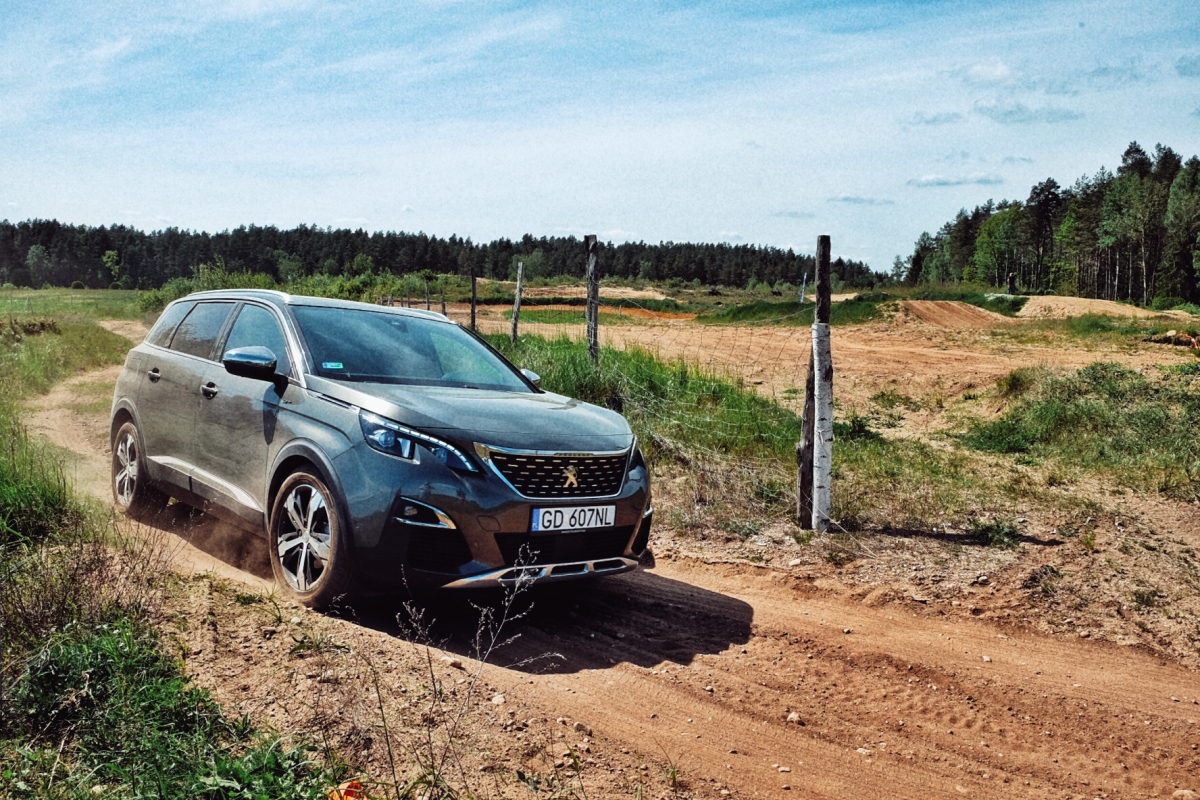 System Advanced Grip Control umożliwia przejazd Peugeotem 5008 po gruntowych drogach, na których większość samochodów osobowych miałaby problemy. 