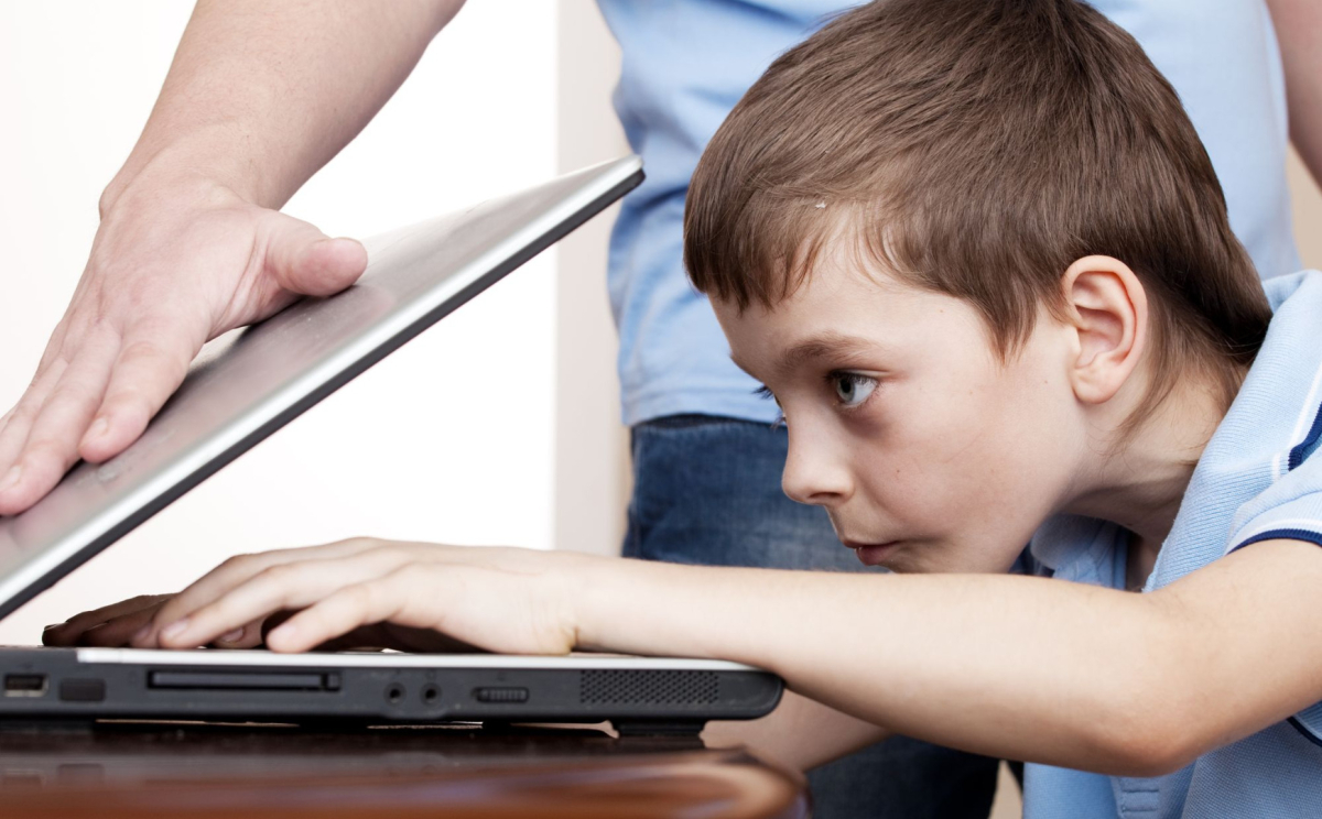 dzieci w sieci internet media społecznościowe rodzice serwis internetowy portale społecznościowe zakaz dla dzieci edukacja odpowiedzialność bezpieczeństwo