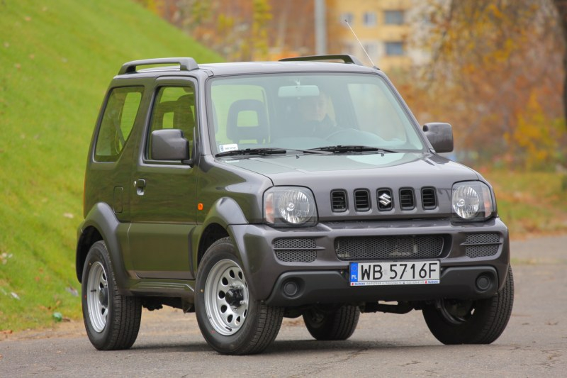 Suzuki Jimny to jeden z najmniejszych obecnie produkowanych samochodów terenowych. Fot. Moto.wieszjak.pl