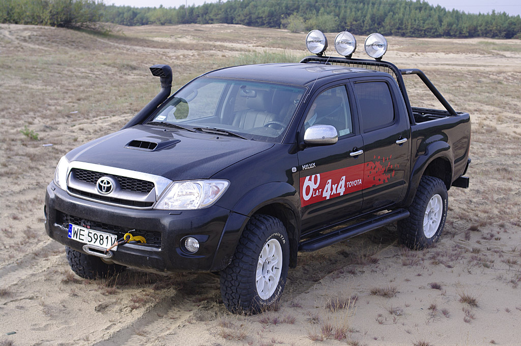 Toyota Hilux - lewy przód fot. Maciej Medyj