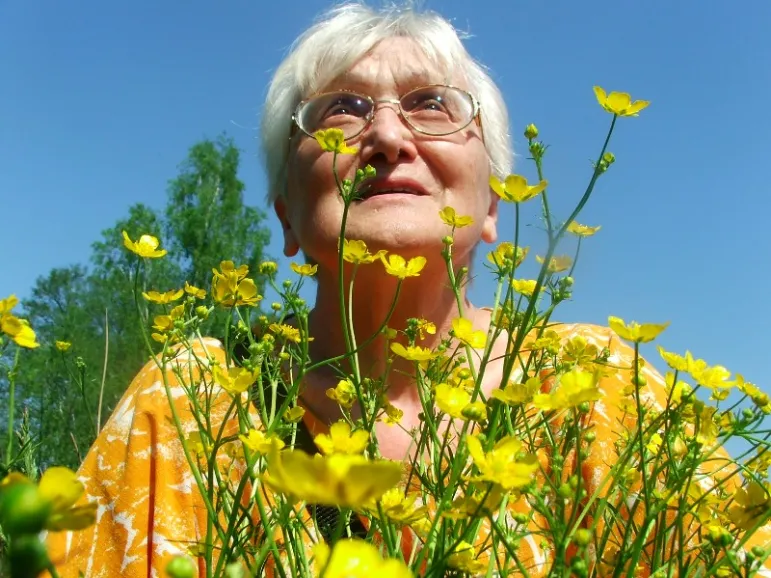 Osoba, która pracuje i jednocześnie pobiera emeryturę może starać się o zwiększenie emerytury.