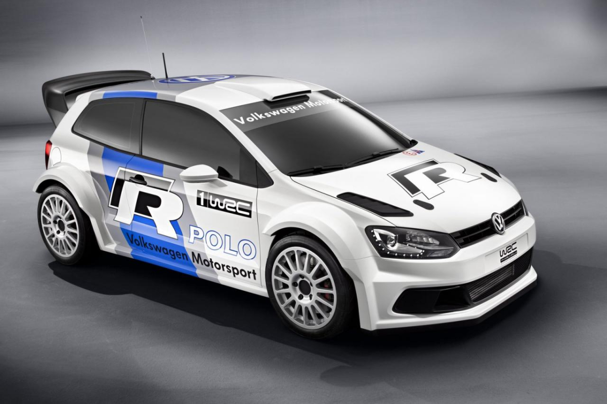 Członek Zarządu Volkswagena ds. Techniki dr Ulrich Hackenberg oraz dwukrotny rajdowy mistrz świata i zwycięzca „Dakaru” Carlos Sainz pokonali pierwsze testowe kilometry w winnicach Veldenz w okolicach Trier, gdzie rozgrywane są ADAC Rallye Deutschland.   Volkswagen Polo R WRC, fot. VW
