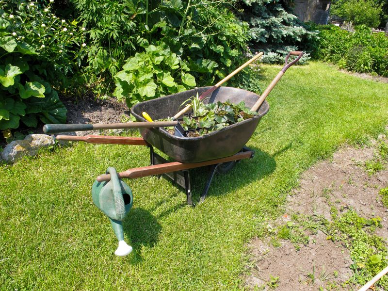 Ogród, prace w ogrodzie, taczka  Fot. Fotolia