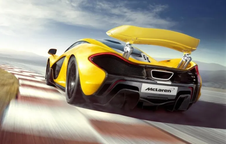 McLaren P1 ma dwa silniki : spalinowy 3.8 V8 o mocy 737 KM i elektryczny generujący 179 KM.