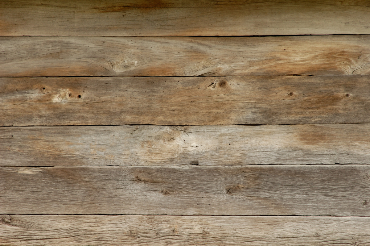 Przed przystąpieniem do malowania drewna w pierwszej kolejności powinniśmy odpowiednio przygotować powierzchnię, która będzie malowana