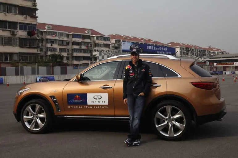 Sebastian Vettel na torze w Shanghaju przy Infiniti FX50 fot. Infiniti