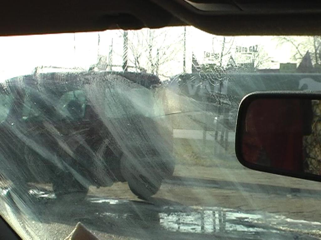 Pomazana od wewnątrz szyba bardzo pogarsza widoczność