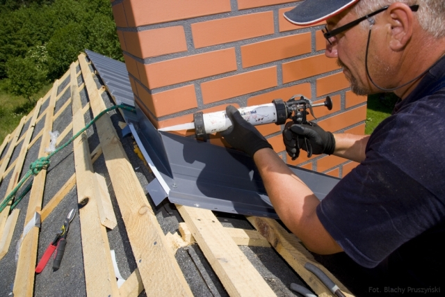 Do naprawy starego pokrycia dachowego najlepiej wykorzystać blacho dachówkę lub bitumiczne płyty faliste. Fot. Blachy Pruszyński 