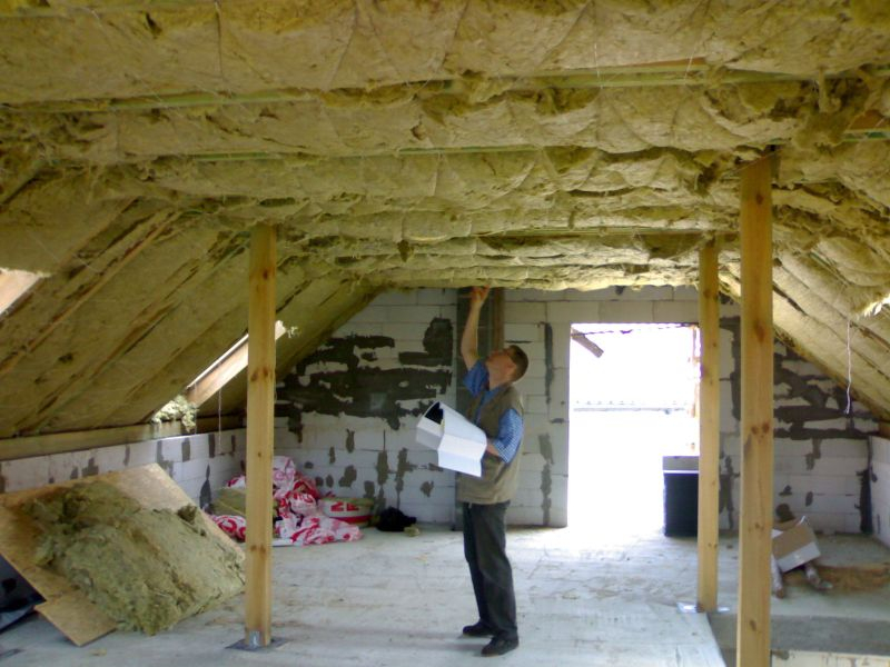 Profesjonalna termoizolacja dachu pozwoli nam ograniczyć zużycie energii cieplnej, dzięki czemu zmniejszą się koszty eksploatacji domu. Fot. materiały prasowe