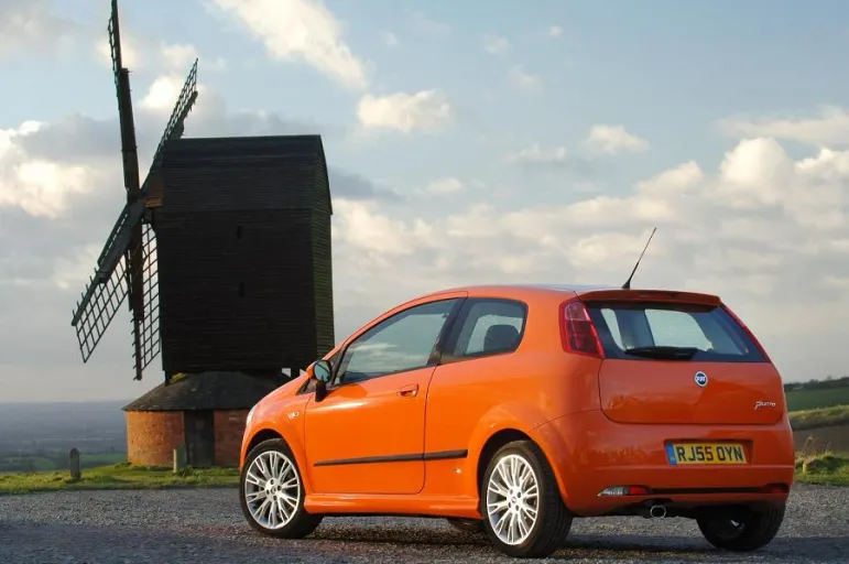 Fiat Grande Punto. Jest to już trzecia odmiana modelu Punto. Przedrostek Grande w nazwie ma jasno pokazywać, że nowy model jest znacznie większy i przestronniejszy od swojego poprzednika. Najpopularniejszy model Fiata oparty jest na płycie podłogowej Opla Corsy IV generacji.  