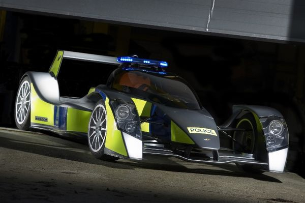 Caparo T1 RRV (UK). Jest to najlżejszy radiowóz w Brytyjskiej policji. Dzięki niskiej masie wynoszącej 550 kg i silnikowi V8 o pojemności 3.5 litra Caparo katapultuje się do 100 km/h w 2.5 sekundy. Zadaniem auta jest patrolowanie Brytyjskiej autostrady M25.  