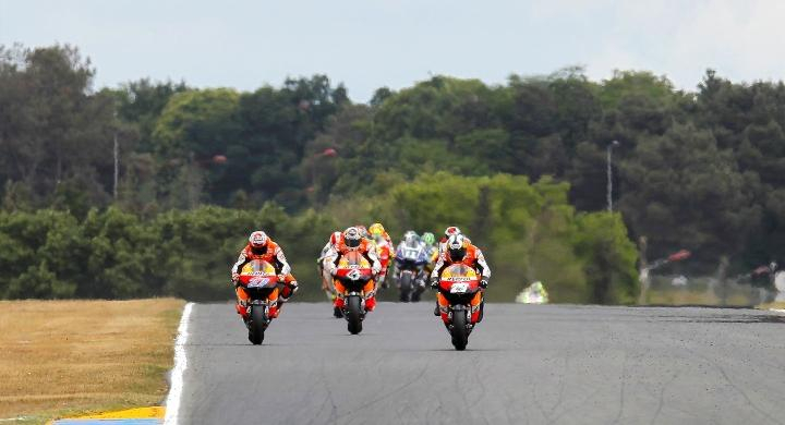 Repsol Honda Team. Współpraca Repsola i Hondy trwa nieprzerwanie od 16 lat. Tandem tych dwóch firm w sezonie 2011 zdobył swoje setne zwycięstwo w klasie MotoGP.     