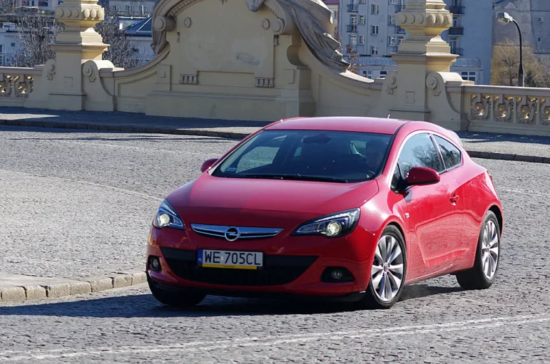 opel astra gtc - przód. fot. Maciej Medyj