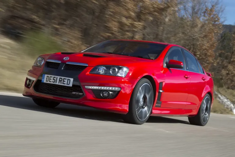 Z zewnątrz auto wygląda prawie jak typowy sedan: czterodrzwiowy, z tylną klapą i bagażnikiem. fot. Vauxhall VXR8