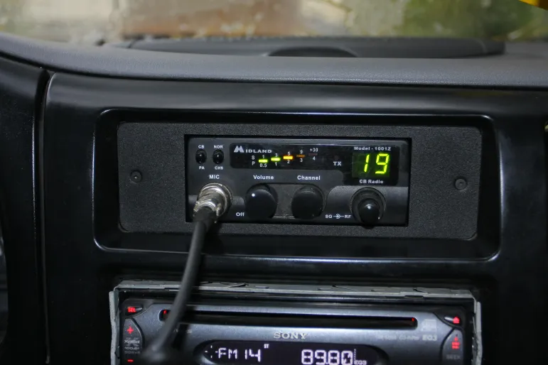 Znajomość żargonu używanego przez kierowców używających CB radio może okazać się bardzo pomocna w trasie.