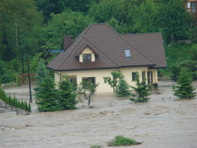 Wsparcie na odbudowę gospodarstw zniszczonych przez powodzie 