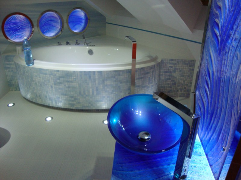 Szklane dekoracje ułatwią nam stworzenie relaksującej atmosfery w łazience. Fot. Villa Glass Studio