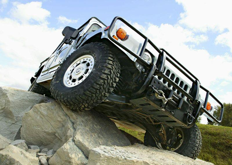 Początkowo Hummer (jeszcze jako HMMWV (Humvee)) był wyposażony w silnik diesla o pojemności 6.2 litra, którego moc wynosiła 150 KM.