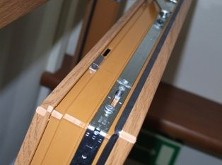 Żeby skutecznie zabezpieczyć nasz dom, najlepiej wykorzystać kompleksowy, inteligentny system antywłamaniowy, np. centralę i kontraktony. Fot. OknoPlus