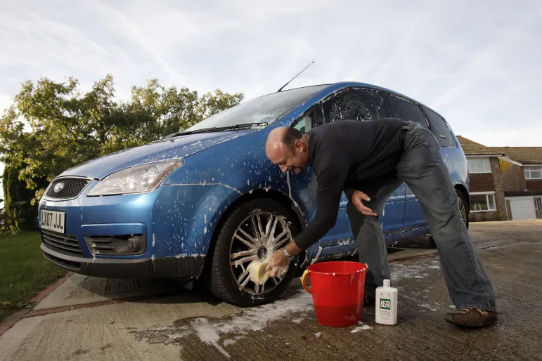 Powinno się oczyścić auto z soli fot. Newspress