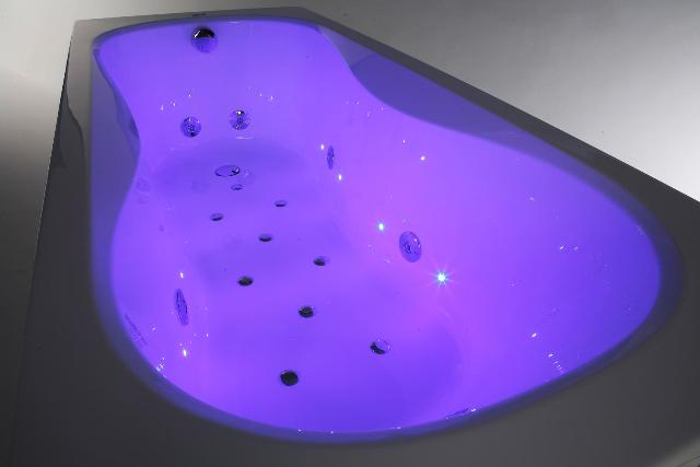 Wanna dodatkowo oświetlona i posiadająca hydromasaż, potrafi stworzyć w łazience domowe SPA. Fot. Excellent