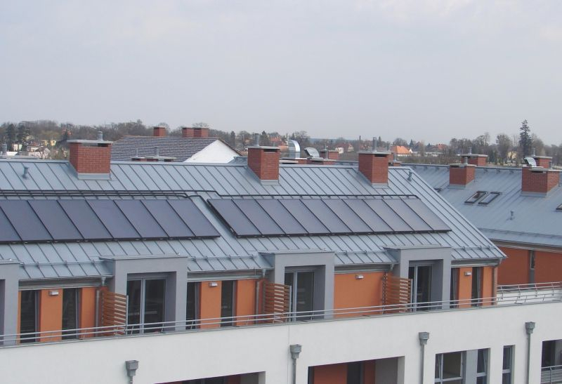 ednym z coraz częściej spotykanych rozwiązań w budownictwie są kolektory słoneczne. Ceny podstawowych nośników energii rosną i nadal będą rosnąć, energii słonecznej wręcz przeciwnie. Nie bez znaczenia pozostaje również aspekt korzyści ekologicznych oraz pewna niezależność energetyczna. Fot. materiały prasowe