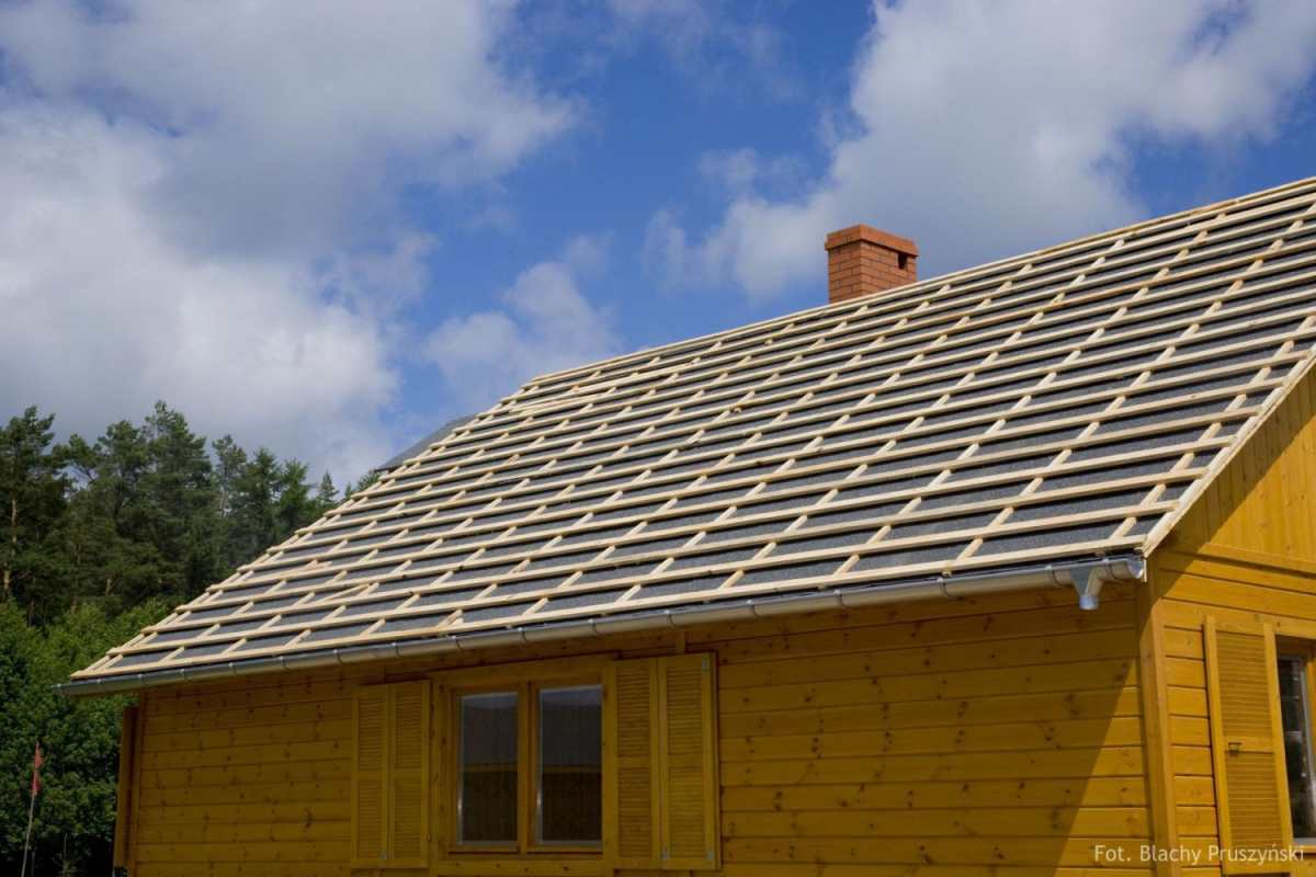 Dachy domów drewnianych nie różnią się niczym od tych występujących w budynkach murowanych. Najczęściej są to dachy dwuspadowe, kopertowe lub mansardowe. Fot. Blachy Pruszyński