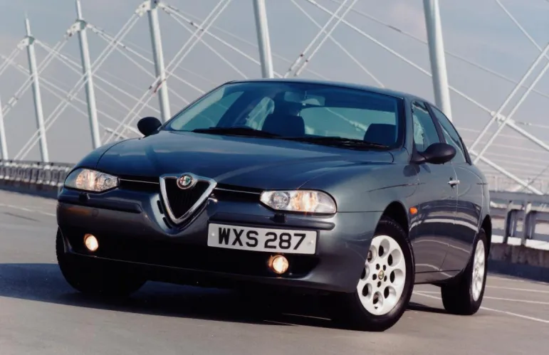 Alfa Romeo 156 - zestawienie żarówek / fot. Newspress