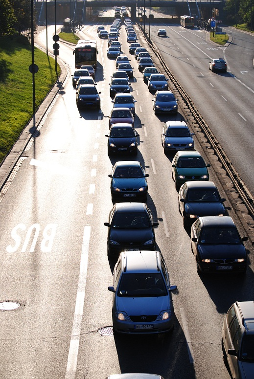 Jedną z przyczyn tworzenia się korków na drogach, poza różnymi zawalidrogami w rodzaju źle zaprogramowanych cykli sygnalizacji świetlnej. Fot. newspress