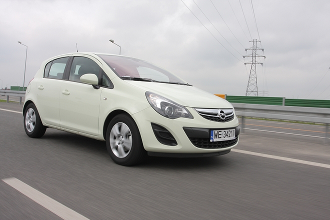 Opel Corsa to mały samochód miejski. Auto pozwala na sprawne poruszanie się po mieście. Nowy Opel Corsa jednak nie jest już tak ciasnym autem jak jego poprzednie generacje. Samochód znacznie urósł dzięki czemu podróżowanie w dłuższej trasie nie jest aż tak męczące.