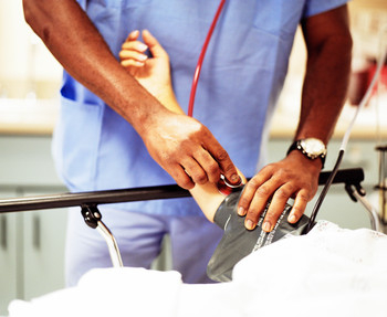 Jak weryfikowane jest prawo do świadczeń opieki zdrowotnej pracownika?