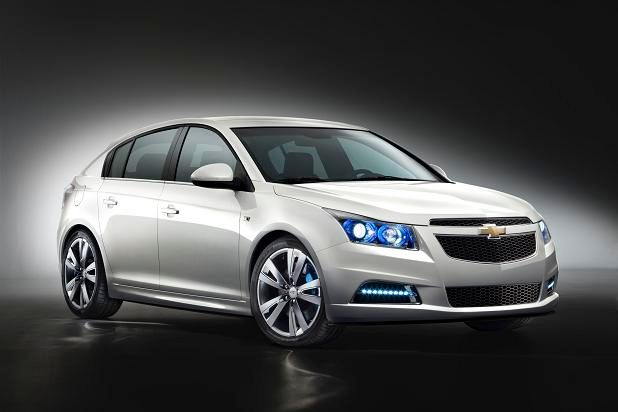 Chevrolet Cruze hatchback posiada szereg systemów ułatwiających prowadzenie i zwiększających bezpieczeństwo podróżowania Chevrolet Cruze hatchback Fot. Chevrolet