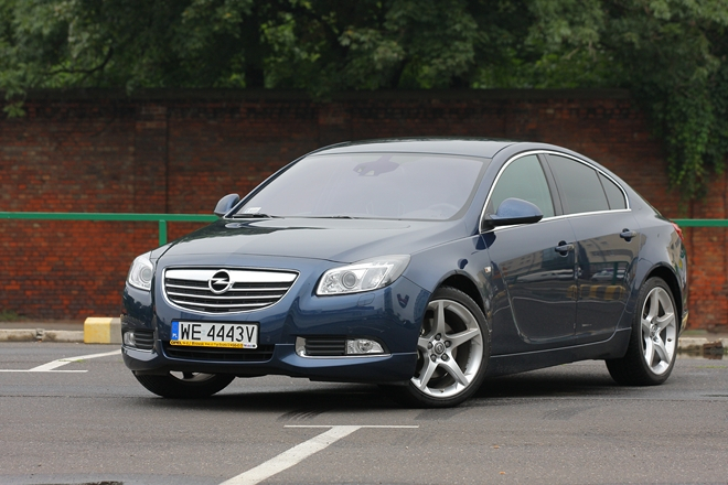 Opel Insignia, mimo mocy aż 200 KM, nie zapewnia wciskających w fotel przyspieszeń.