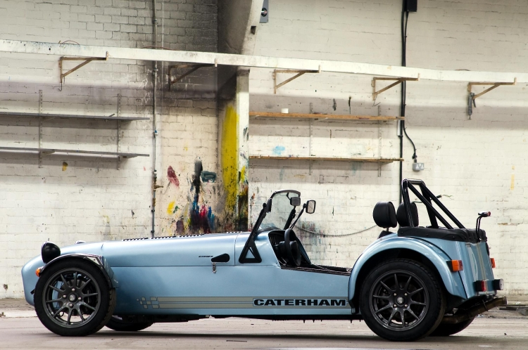 Caterham - ceny zaczynają sie od 135 tys. zł. Co najważniejsze w przypadku tego kit cara - nie potrzeba żadnego innego auta do zbudowania go samemu. Caterham sprzedaje wszystkie części które są niezbędne do zbudowania auta. Lekka konstrukcja sprawia, że nawet 100 konny silnik wystarczy aby przeżyć wiele zapierających dech w piersiach chwil.
