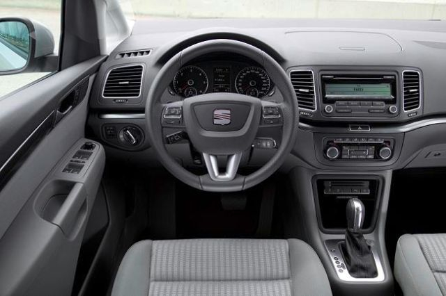 Montaż chromowanych ramek w zegarach Seata Toledo II. fot. Seat