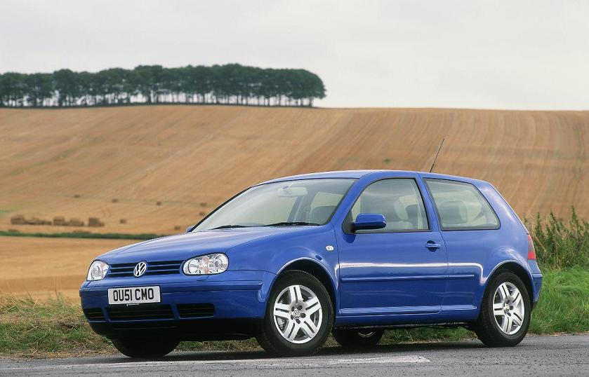 Volkswagen Golf IV. Jest to klasyk gatunku. W cenie do 20 000 zł możemy znaleźć ładnie utrzymane auto z dobrym wyposażeniem. Paleta silników jest dość bogata, lecz najatrakcyjniejszy wydaje się diesel 1.9 TDi o mocy 130 koni mechanicznych połączony z sześciostopniową manualną skrzynią biegów. Taki tandem pozwala na dość dynamiczną i za razem oszczędną jazdę.