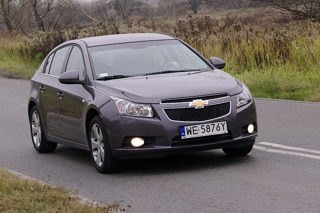 Chevrolet Cruze od przodu fot. Maciej Medyj