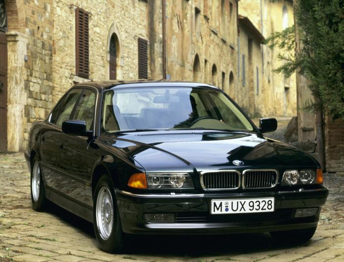 W przypadku zakupu kilkuletniej limuzyny warto szukać diesla, bo utrzymanie auta klasy wyższej nie jest tanie. fot. BMW