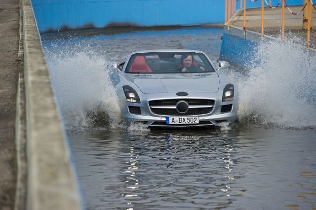 Opony deszczowe – czy warto kupić, co dają, jak wypadają na tle klasycznej opony letniej? Mercedes SLS AMG Roadster Fot. Mecedes