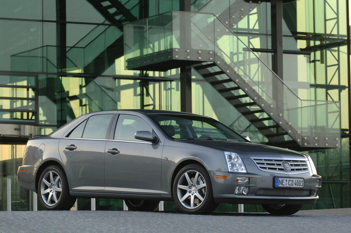 Model STS to flagowe auto Cadillaca. Obecnie sprzedawana wersja ma nową automatyczną skrzynię biegów i opcjonalnie napęd na cztery koła. Cadillac STS fot. Cadillac