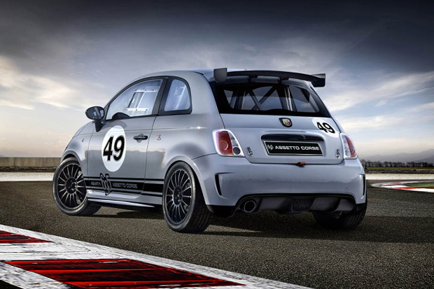 Abarth decyduje się na budowę coraz bardziej ekstremalnych aut. Przykładem jest Abarth 695 Assetto Corsa.