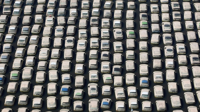 Ciężko jest walczyć z tak wszechogarniającym żywiołem jak woda - na parkingach przy fabryce Hondy straszą setki zalanych po dach samochodów.