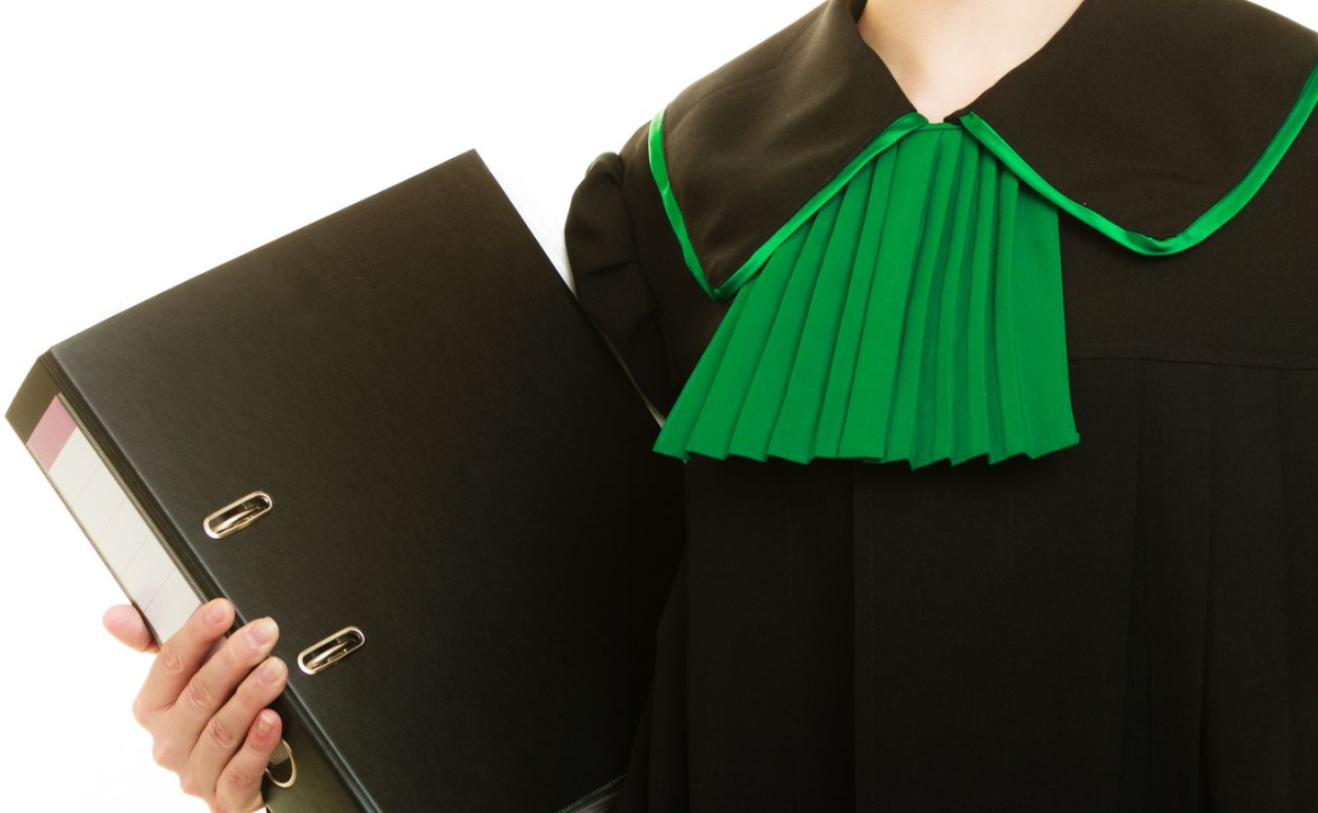 Praktyka i procedury dojścia do zawodu adwokata i radcy prawnego bez ukończonej aplikacji budzą poważne zastrzeżenia. Pojawiają się zarzuty dyskryminacji kandydatów przez samorządy prawnicze