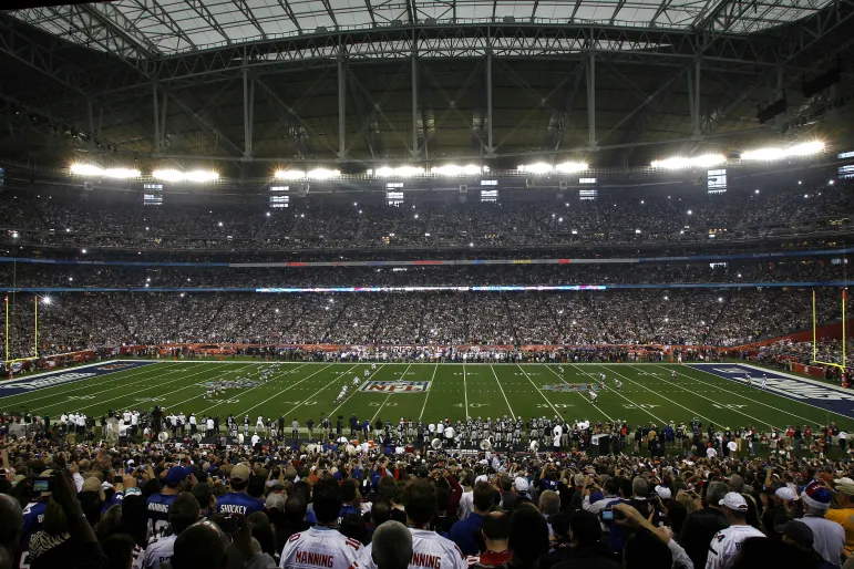 Stadion University of Phoenix Stadium in Glendale przed finałem amerykańskiej ligii futbolowej Super Bowl, luty 2010